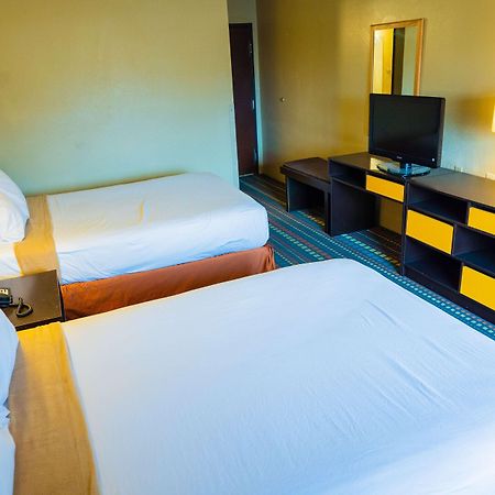 Super 8 by Wyndham Belen NM Hotel Bagian luar foto