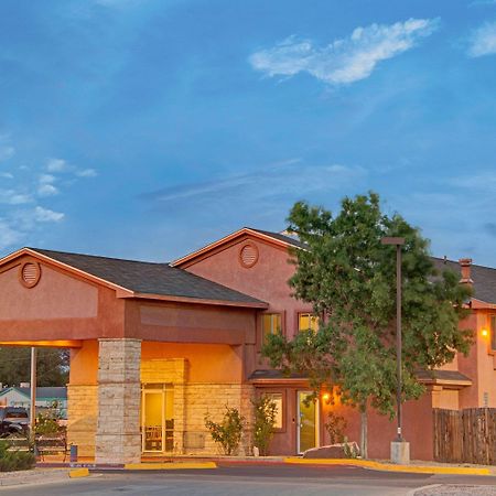 Super 8 by Wyndham Belen NM Hotel Bagian luar foto