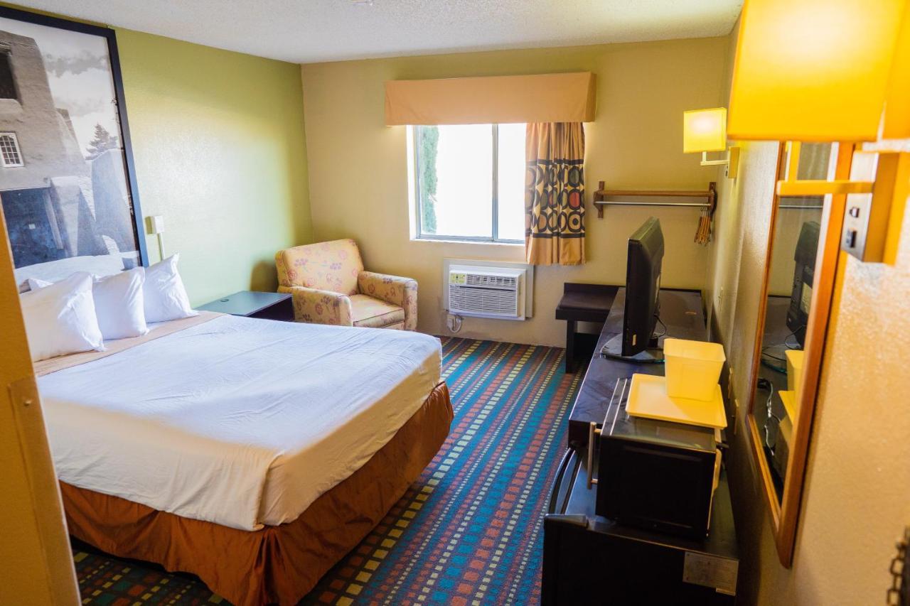 Super 8 by Wyndham Belen NM Hotel Bagian luar foto