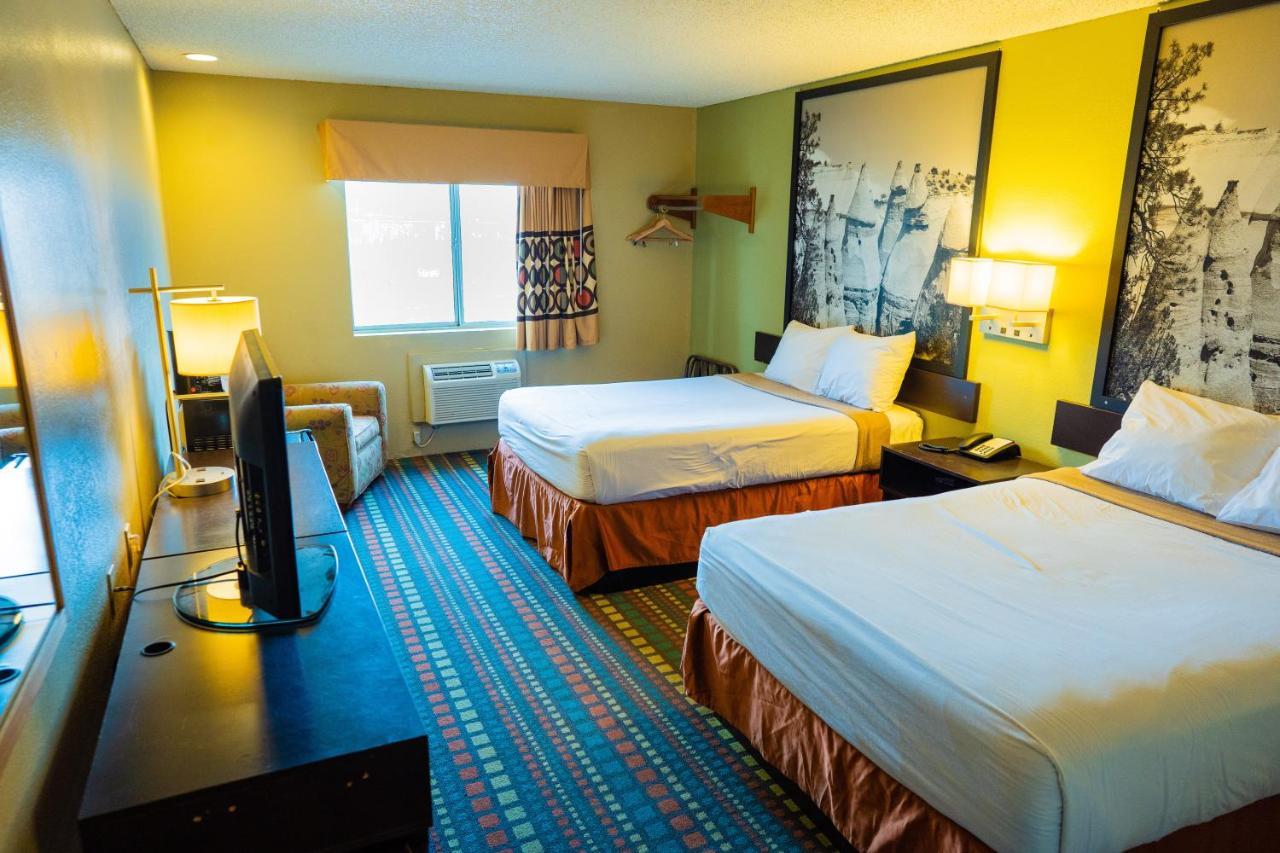 Super 8 by Wyndham Belen NM Hotel Bagian luar foto