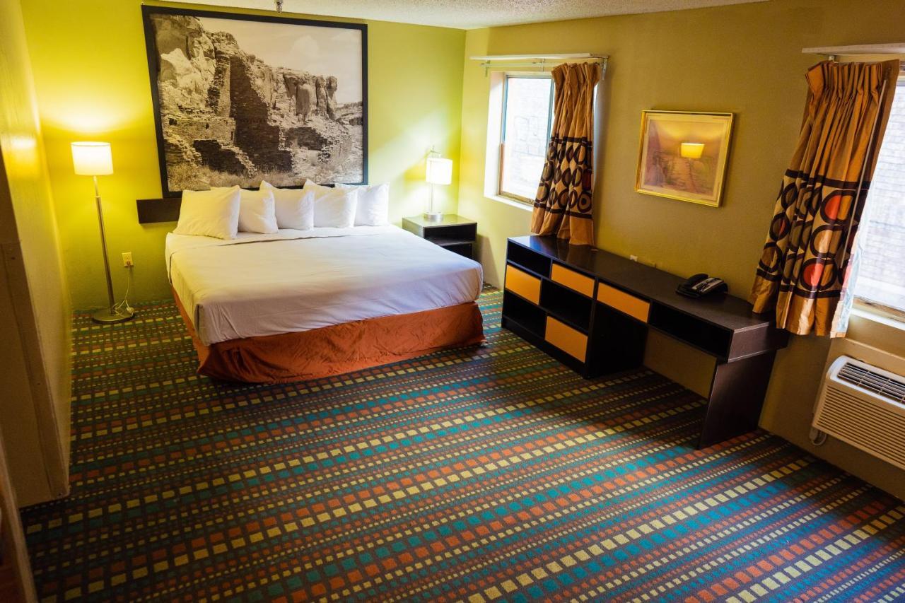 Super 8 by Wyndham Belen NM Hotel Bagian luar foto