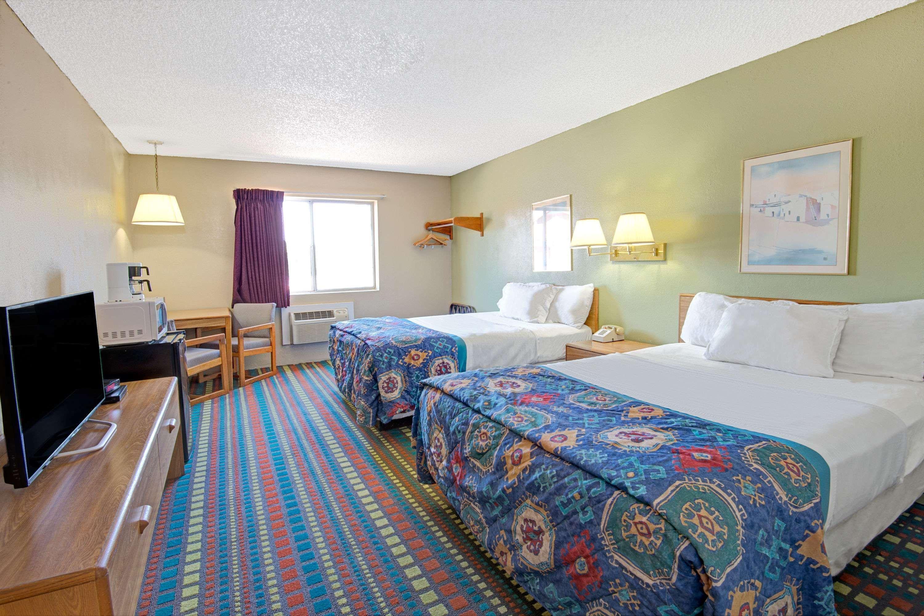 Super 8 by Wyndham Belen NM Hotel Bagian luar foto