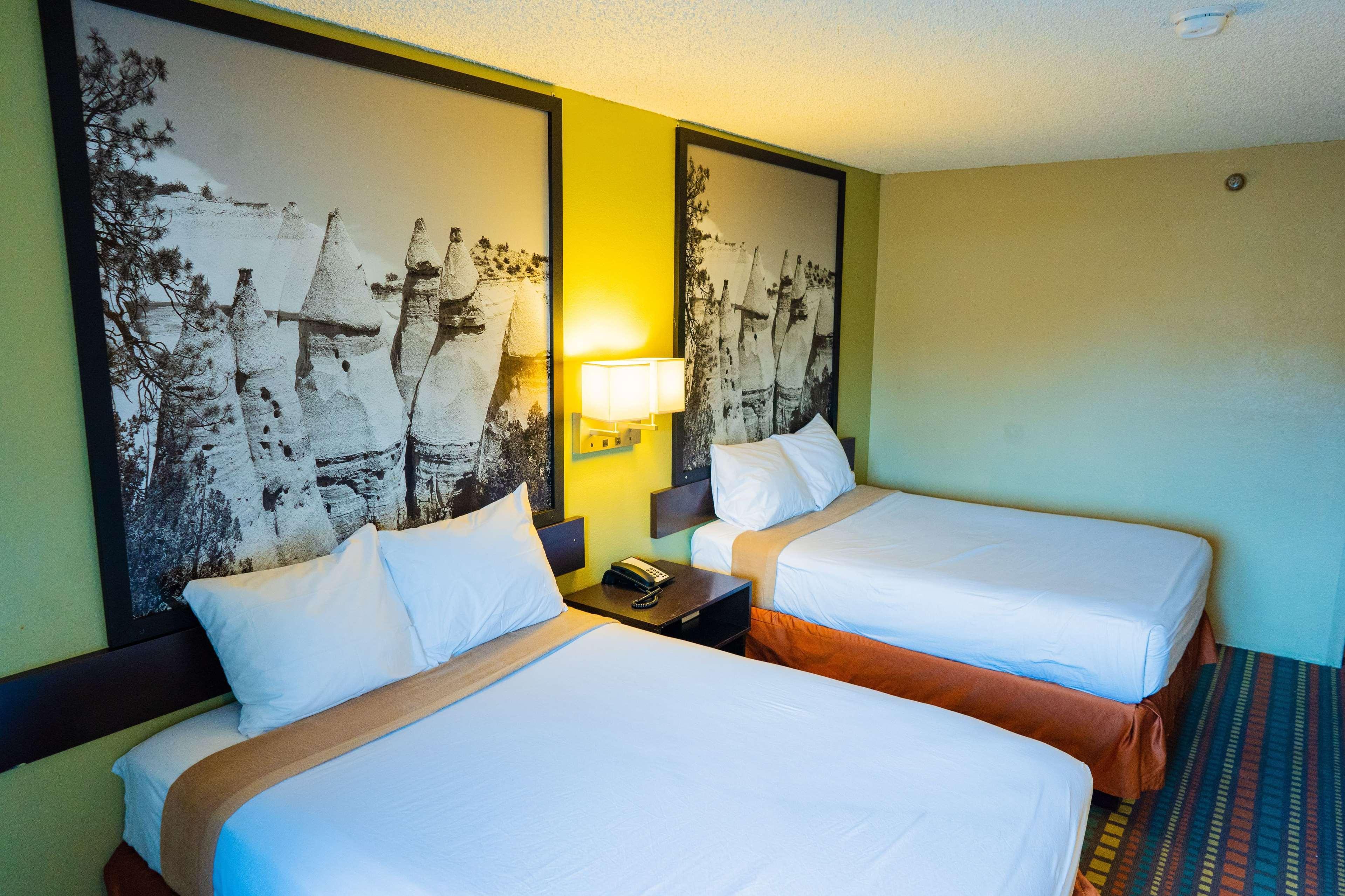 Super 8 by Wyndham Belen NM Hotel Bagian luar foto