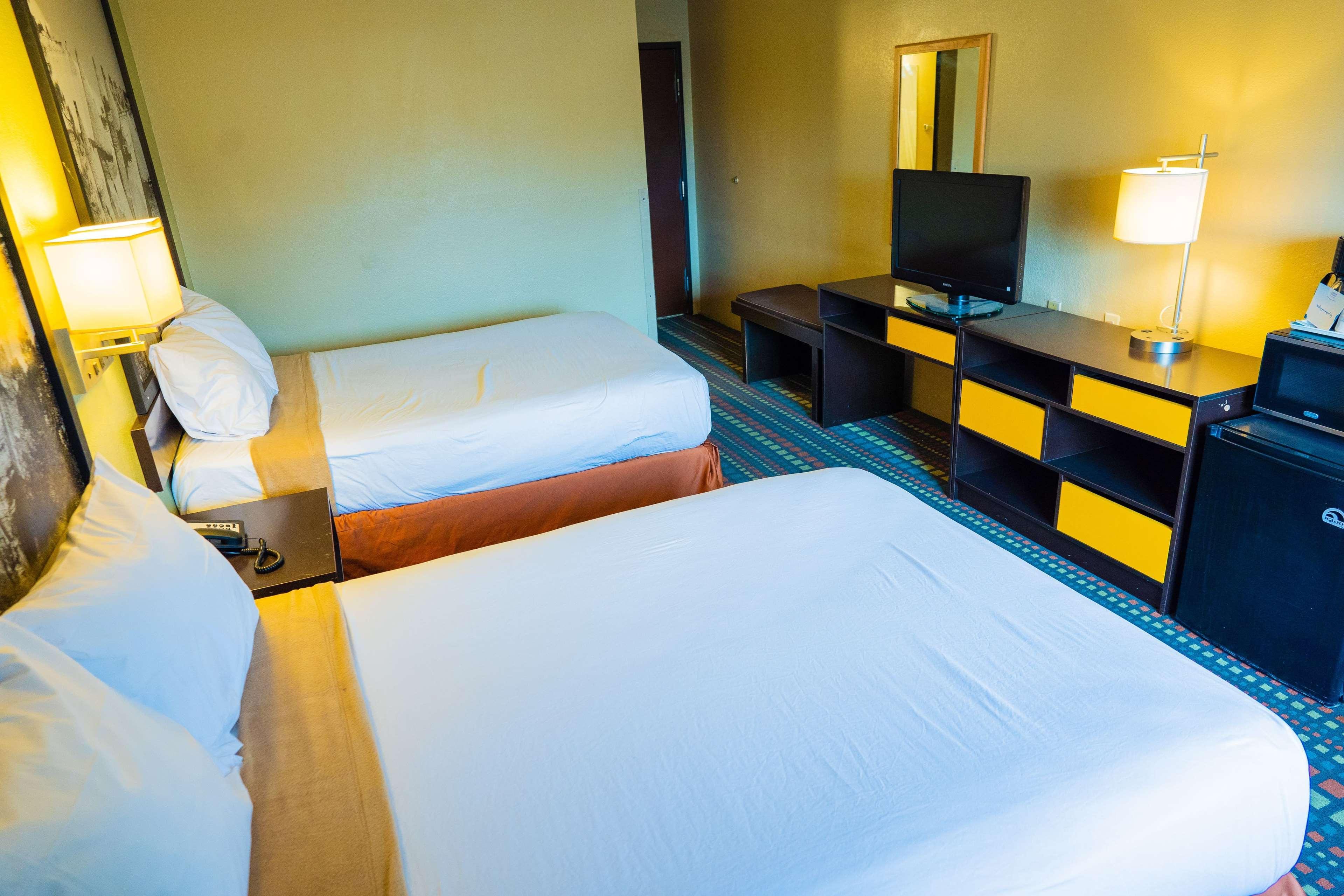 Super 8 by Wyndham Belen NM Hotel Bagian luar foto