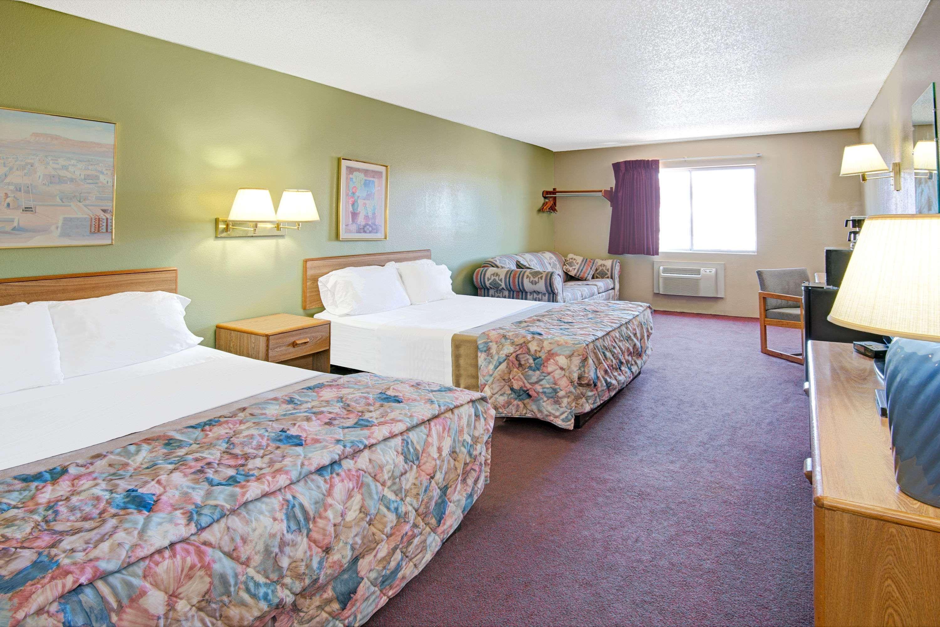 Super 8 by Wyndham Belen NM Hotel Bagian luar foto