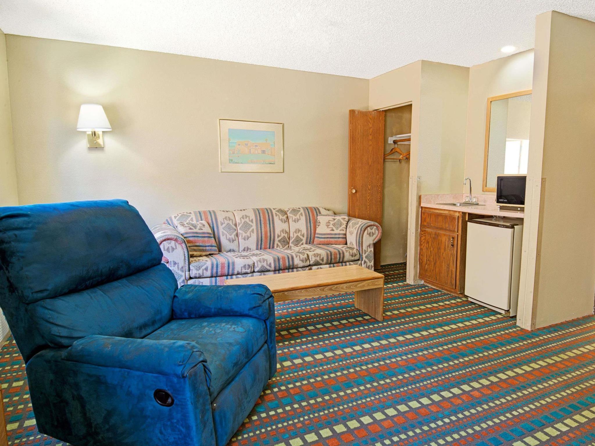 Super 8 by Wyndham Belen NM Hotel Bagian luar foto