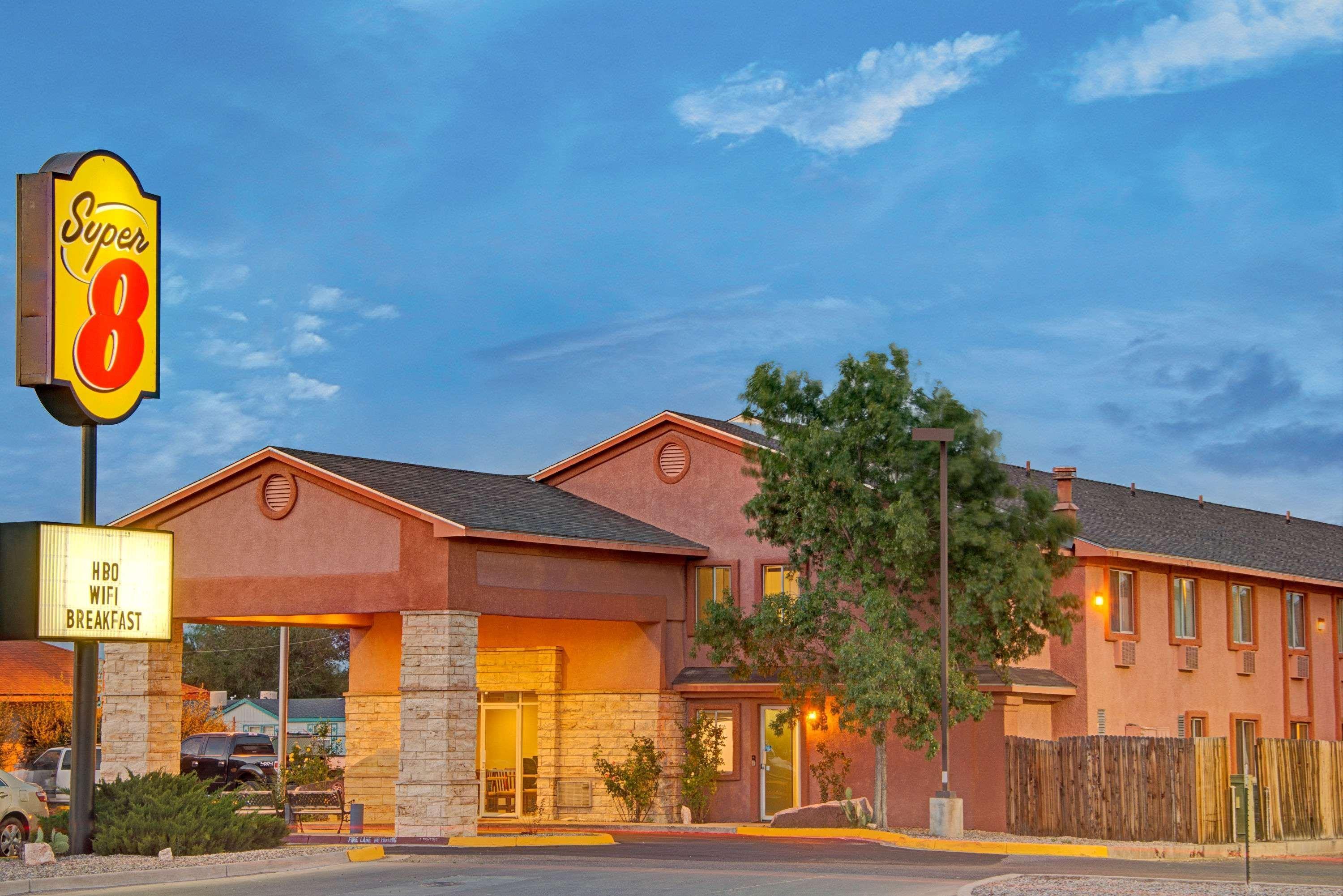 Super 8 by Wyndham Belen NM Hotel Bagian luar foto