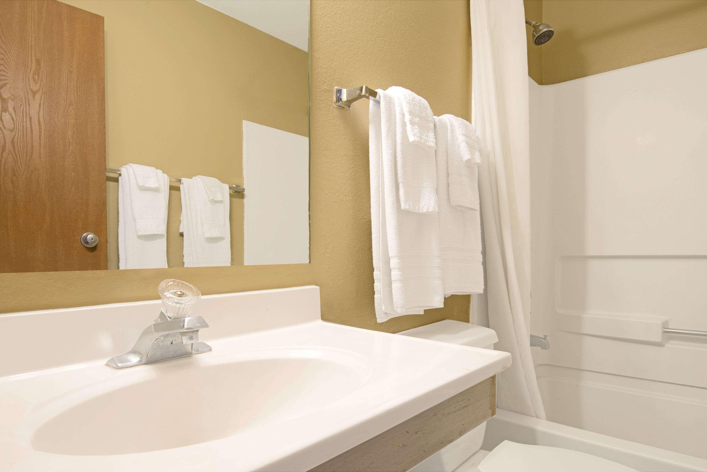 Super 8 by Wyndham Belen NM Hotel Bagian luar foto