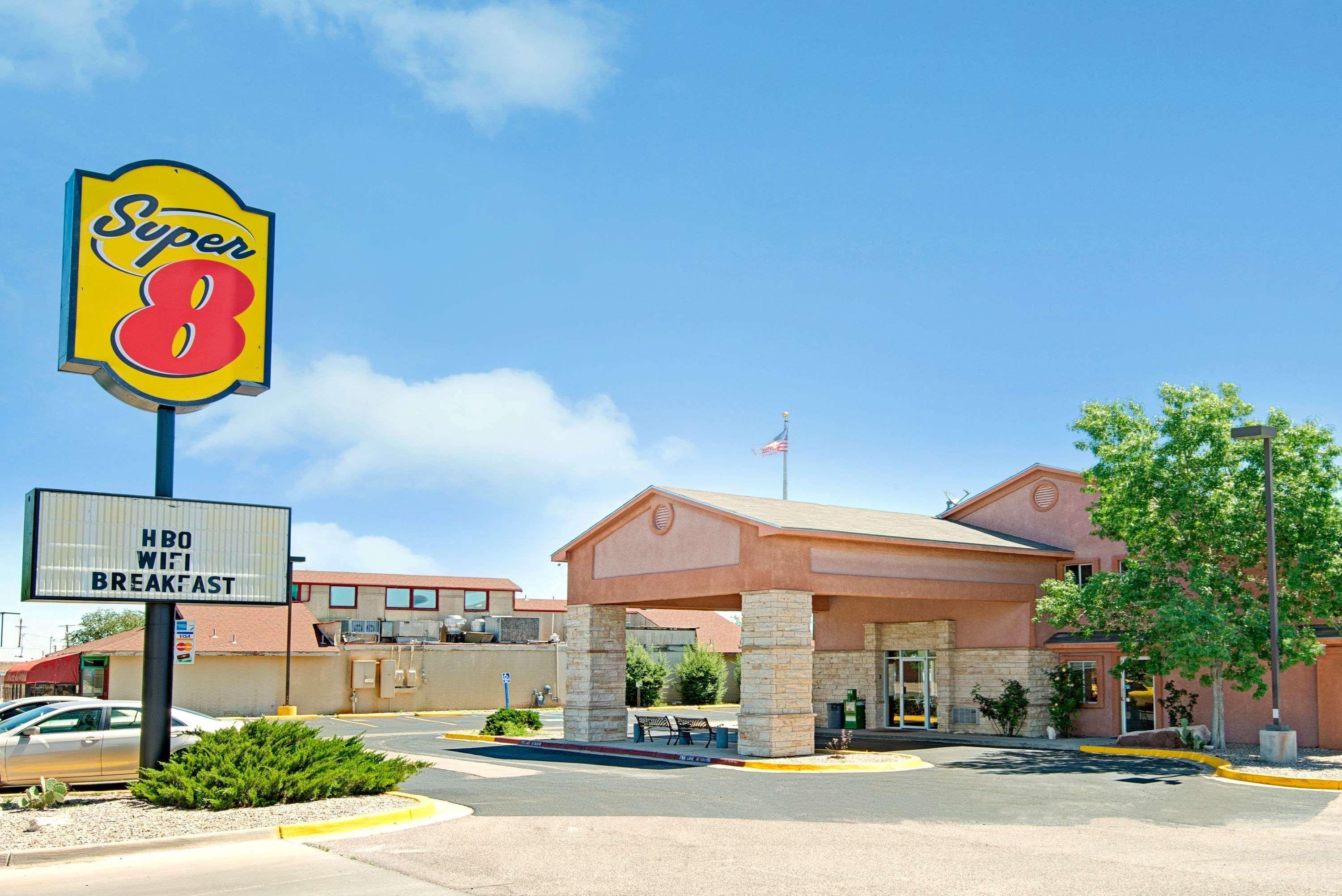 Super 8 by Wyndham Belen NM Hotel Bagian luar foto